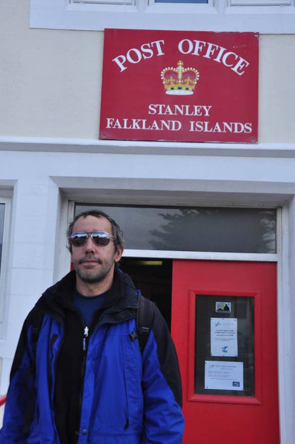 Visita ao correio de Port Stanley, a capital de Falkland, para enviar alguns postais como prova de que lá estivemos!